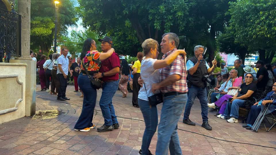 Viernes de Plaza volvió a llenar de vida el corazón del Pueblo Mágico de Mocorito, en una tarde donde la música y el orgullo por nuestras tradiciones fueron los protagonistas.