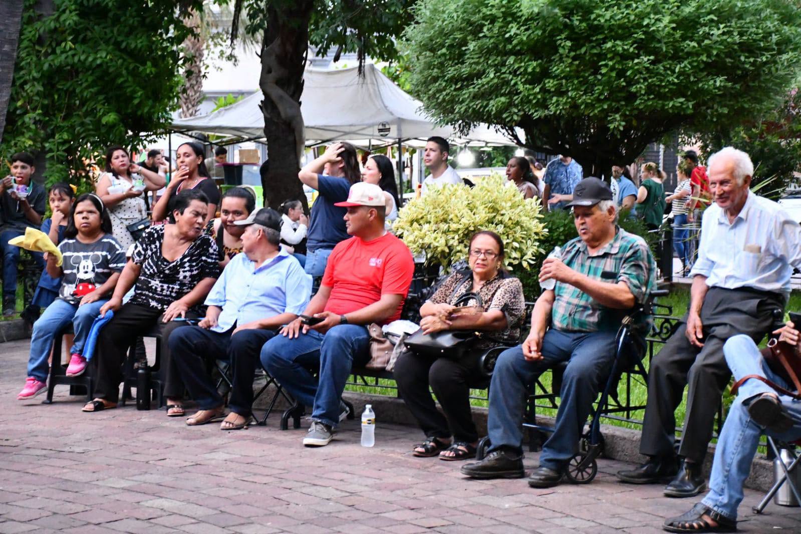 ¡Mocorito disfrutó de una gran noche de Viernes de Plaza!