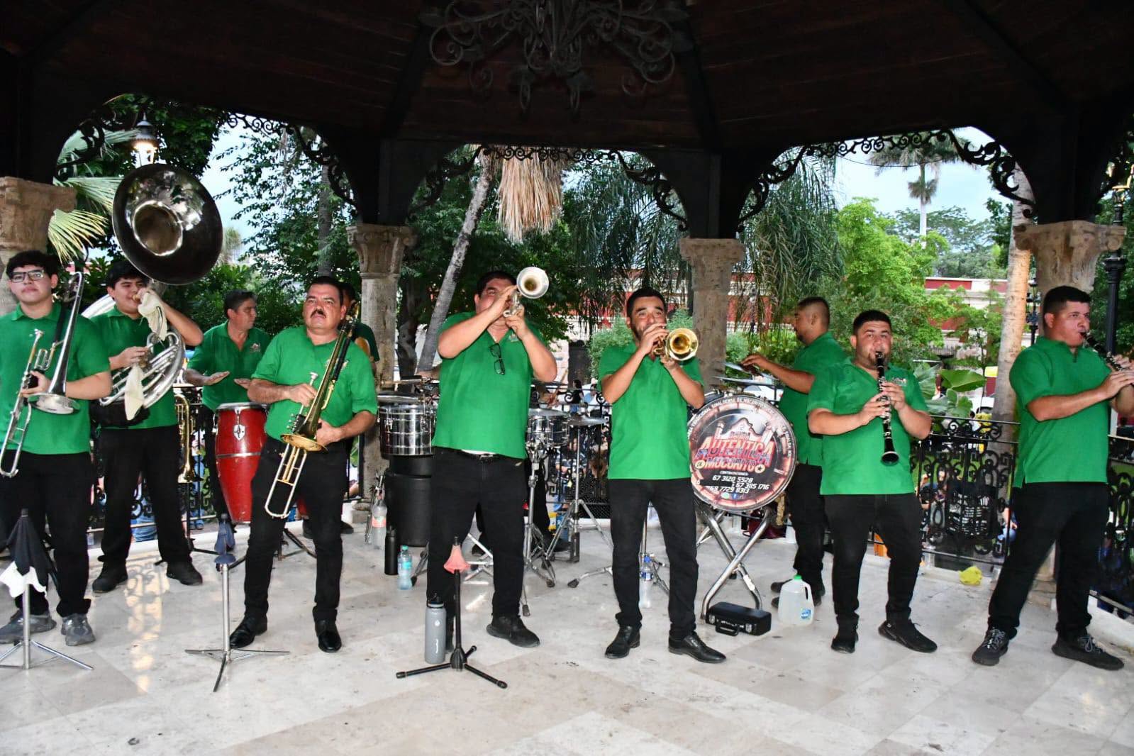 ¡Mocorito disfrutó de una gran noche de Viernes de Plaza!