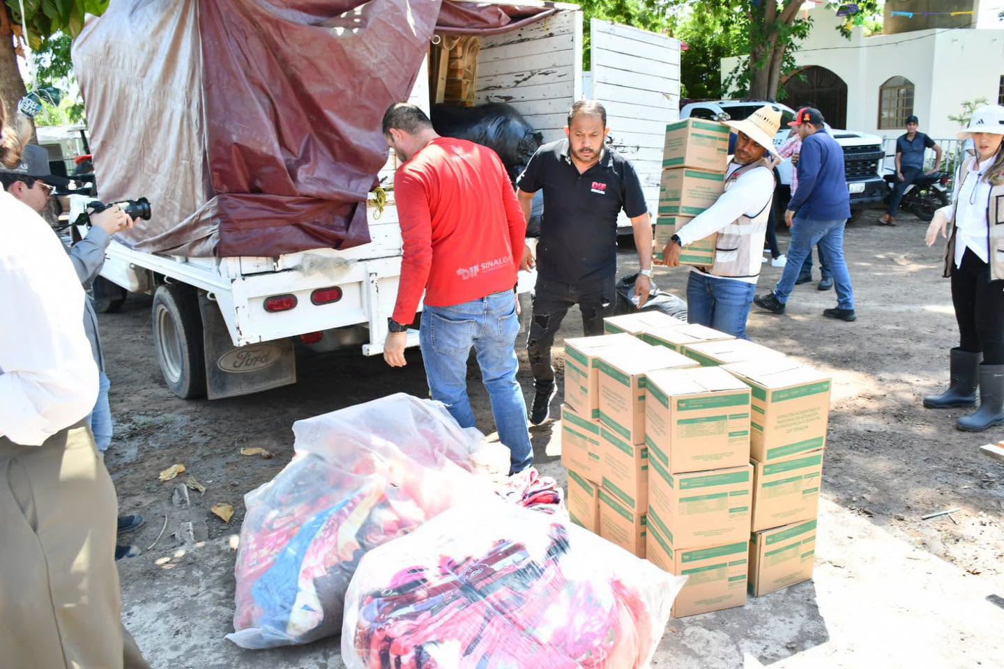 Gobernadora Yeraldine Bonilla lleva apoyos a las comunidades afectadas por las lluvias en Mocorito