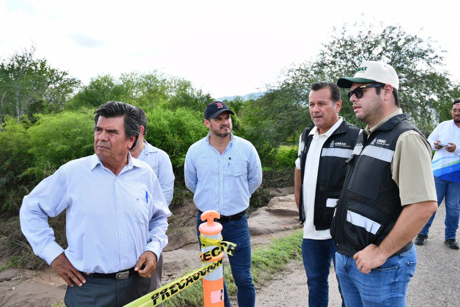 Recorren Enrique Parra Melecio y secretario estatal de Obras Públicas zonas afectadas por las lluvias en Mocorito