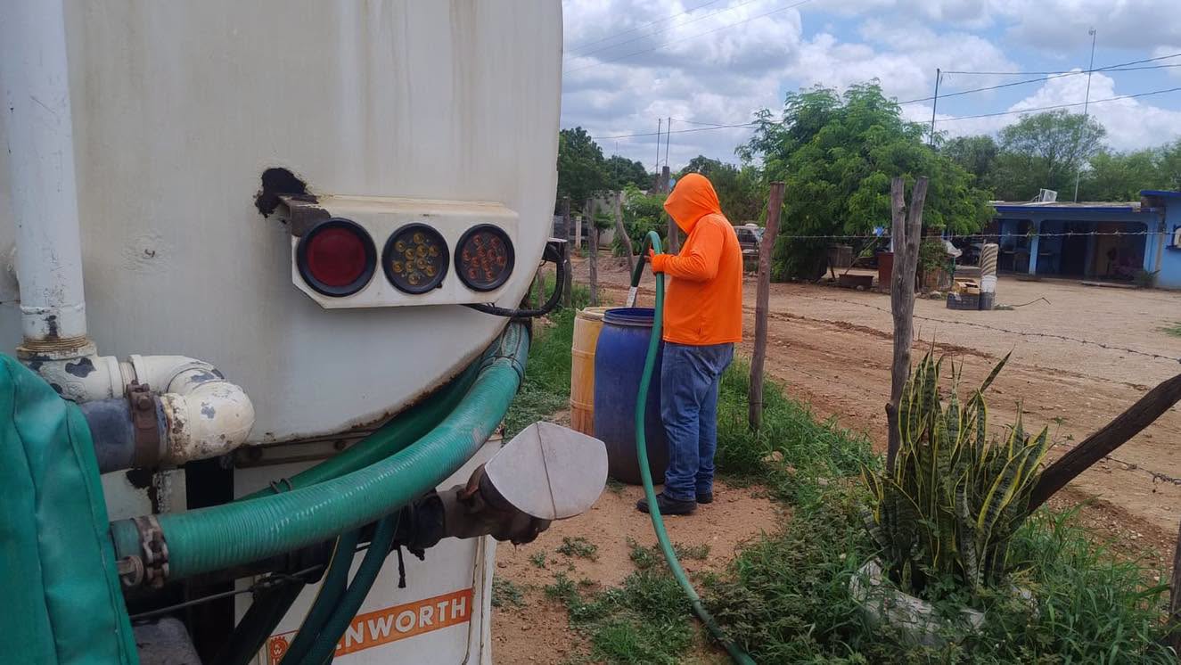 JMAPAM ajusta distribución de agua mediante una pipa según sus necesidades