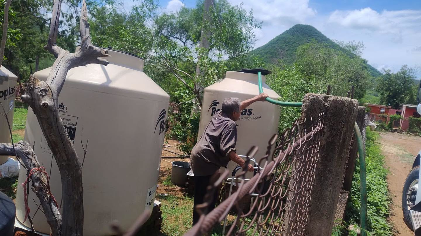 JMAPAM ajusta distribución de agua mediante una pipa según sus necesidades