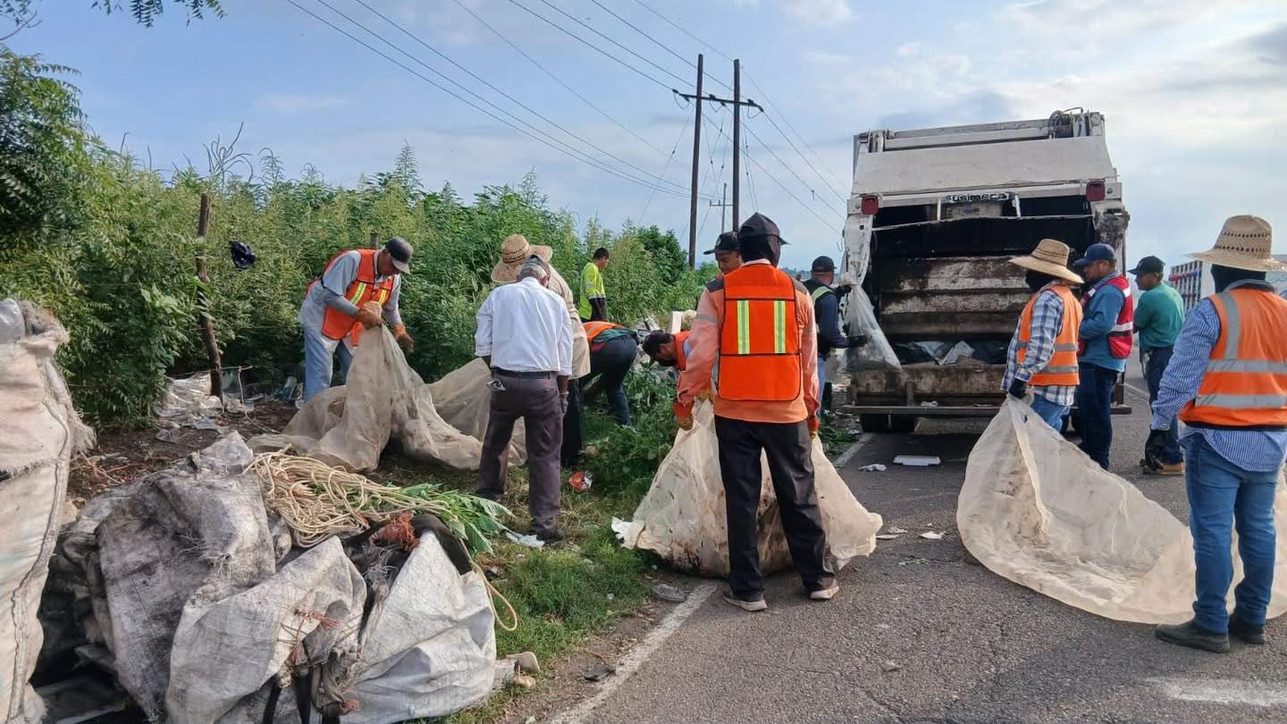 ¡Manos a la obra en Pericos! El H. Ayuntamiento coordina limpieza en el basurón de la sindicatura