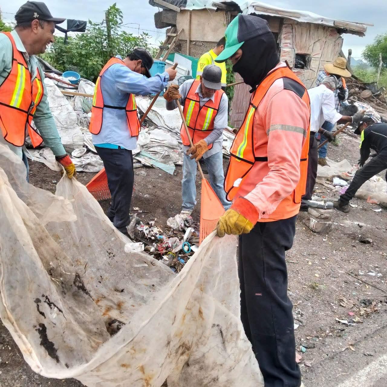 ¡Manos a la obra en Pericos! El H. Ayuntamiento coordina limpieza en el basurón de la sindicatura