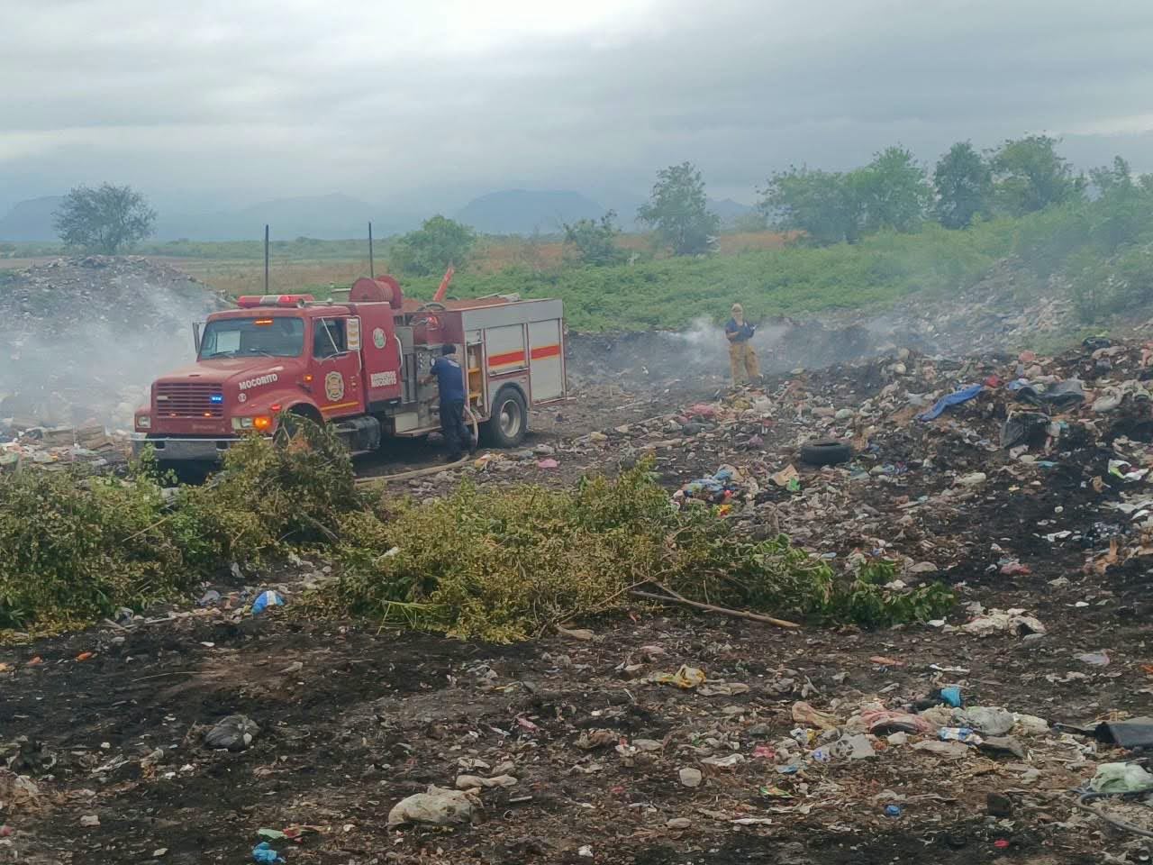 ¡Manos a la obra en Pericos! El H. Ayuntamiento coordina limpieza en el basurón de la sindicatura