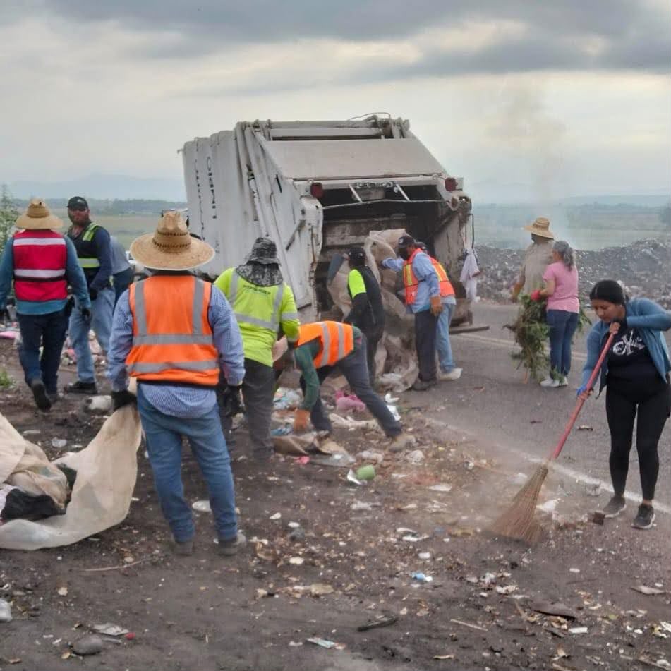 ¡Manos a la obra en Pericos! El H. Ayuntamiento coordina limpieza en el basurón de la sindicatura