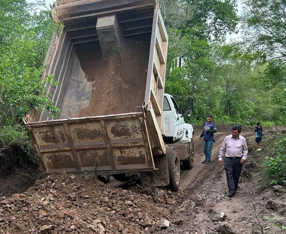 Ayuntamiento de Mocorito rehabilita caminos para mejorar la conectividad de comunidades rurales.