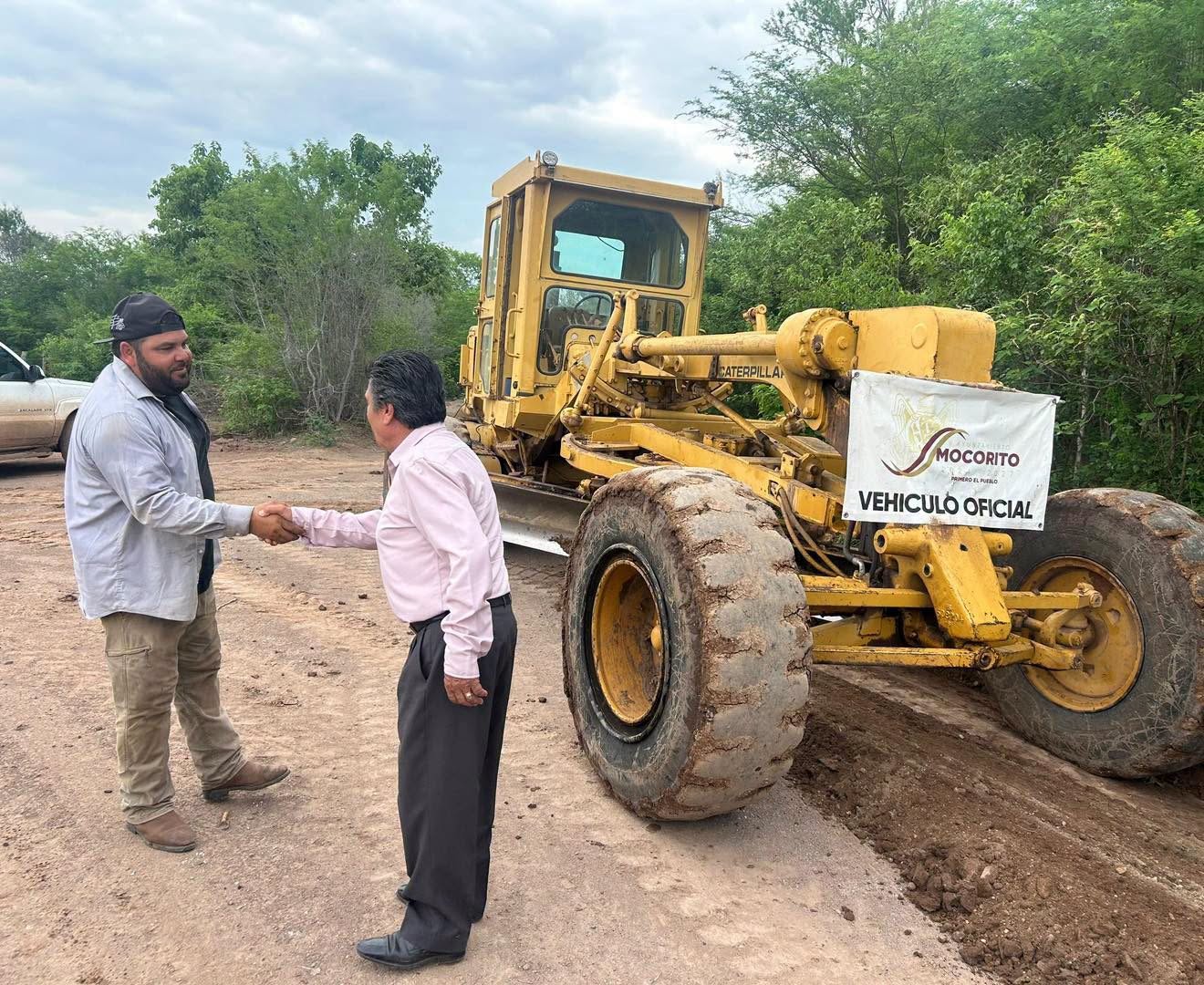 Ayuntamiento de Mocorito rehabilita caminos para mejorar la conectividad de comunidades rurales.