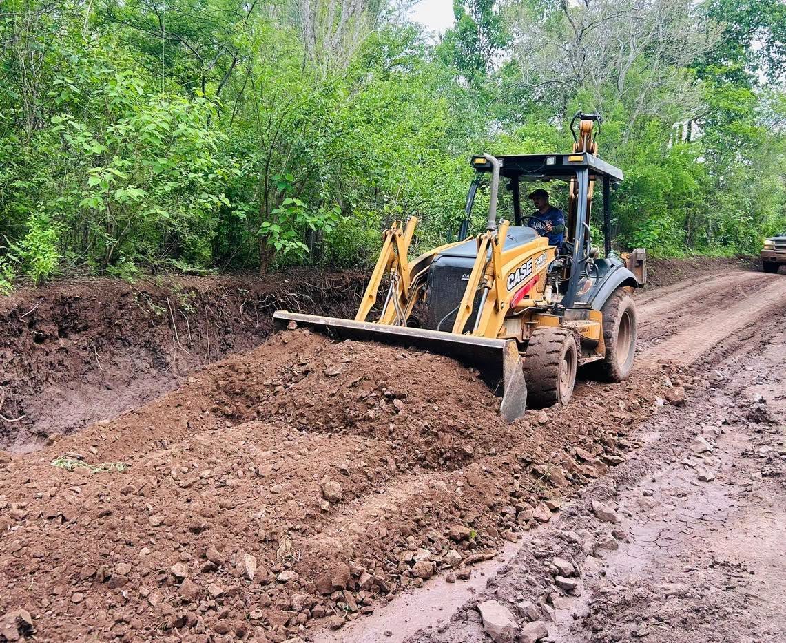 Ayuntamiento de Mocorito rehabilita caminos para mejorar la conectividad de comunidades rurales.