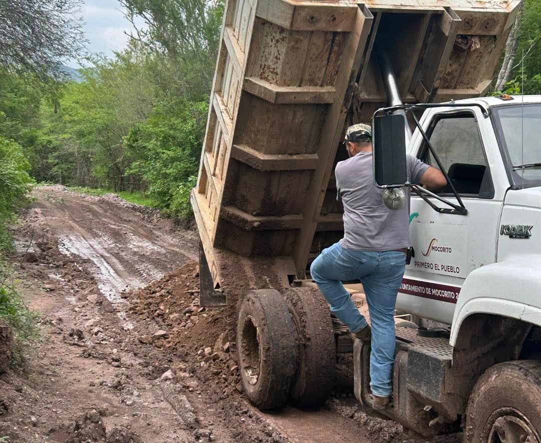 Ayuntamiento de Mocorito rehabilita caminos para mejorar la conectividad de comunidades rurales.
