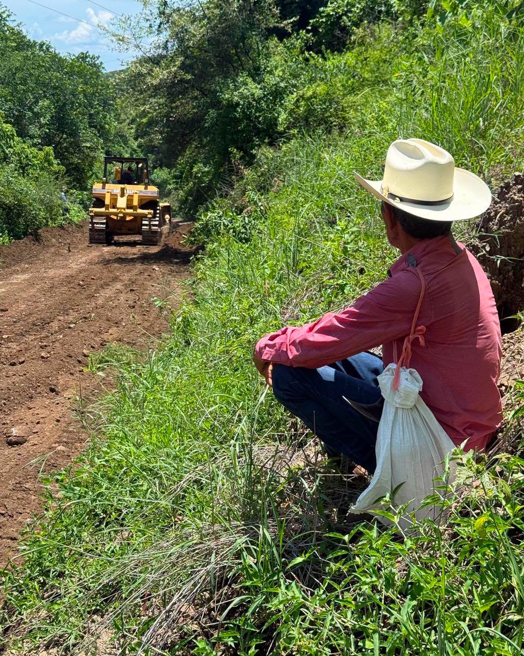 Ayuntamiento de Mocorito atiende camino entre Los Vasitos y La Joya de los López