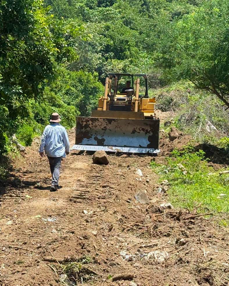 Ayuntamiento de Mocorito atiende camino entre Los Vasitos y La Joya de los López