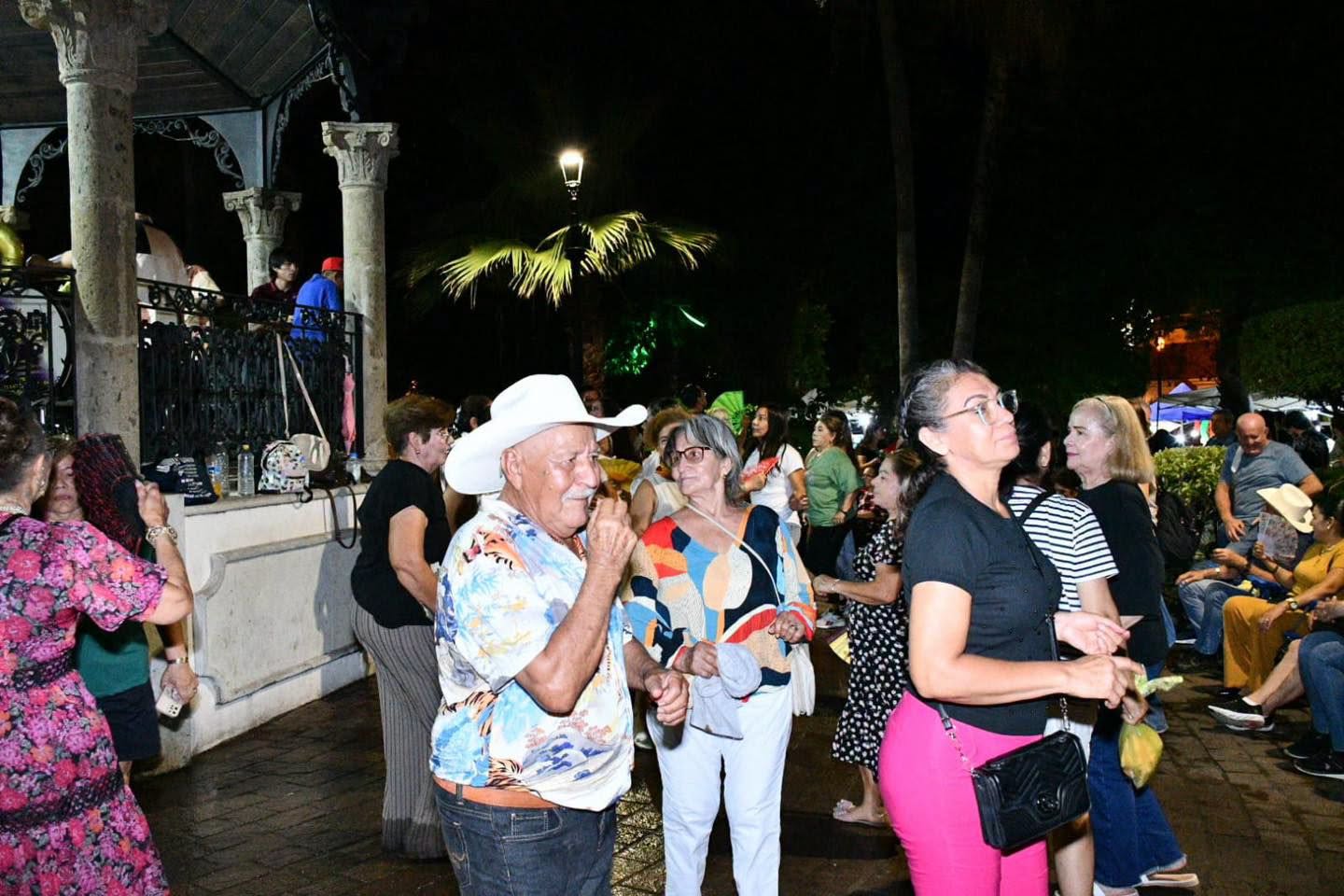 Folclor y música de banda en el Viernes de Plaza en Mocorito.