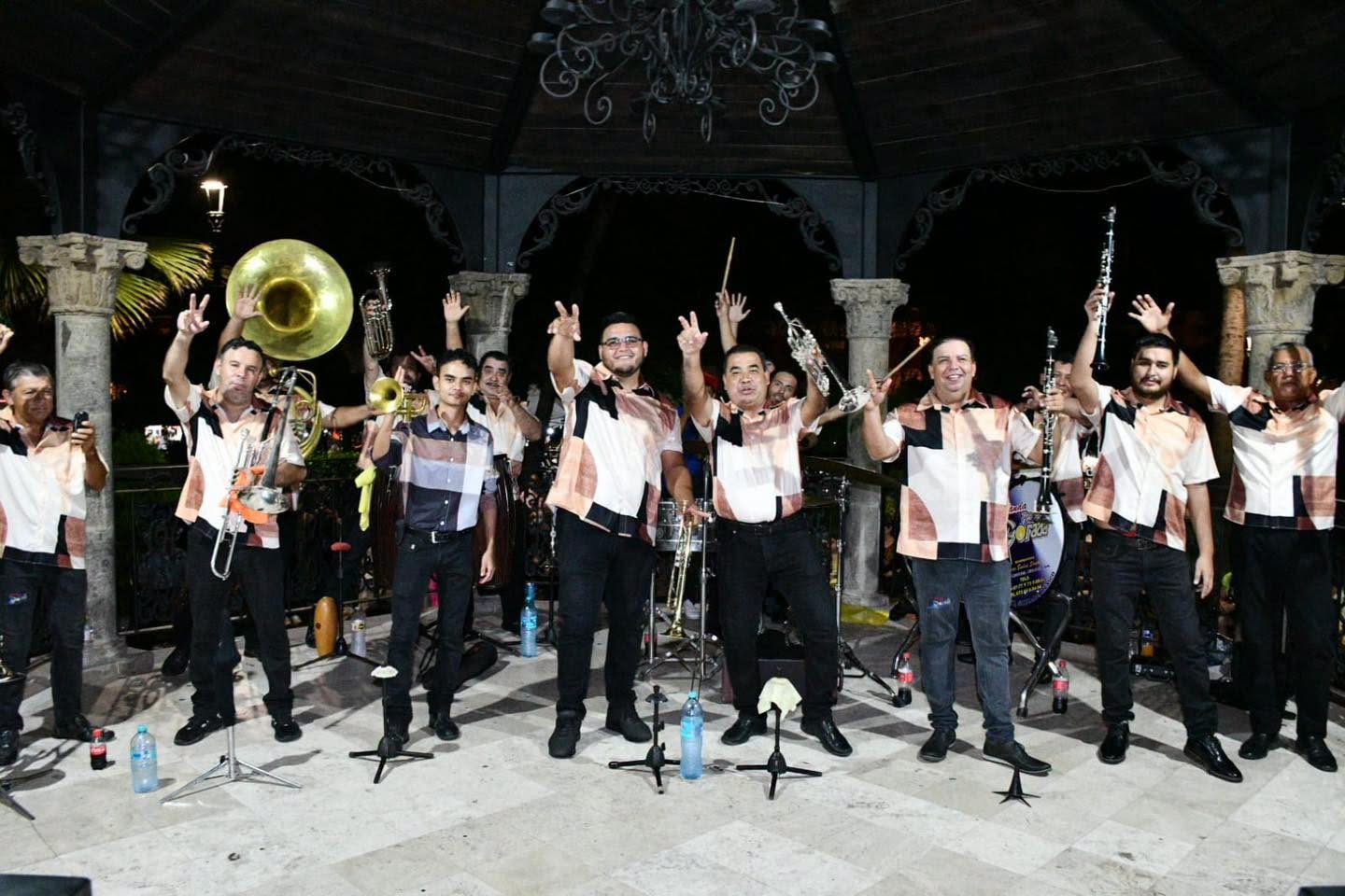Folclor y música de banda en el Viernes de Plaza en Mocorito.