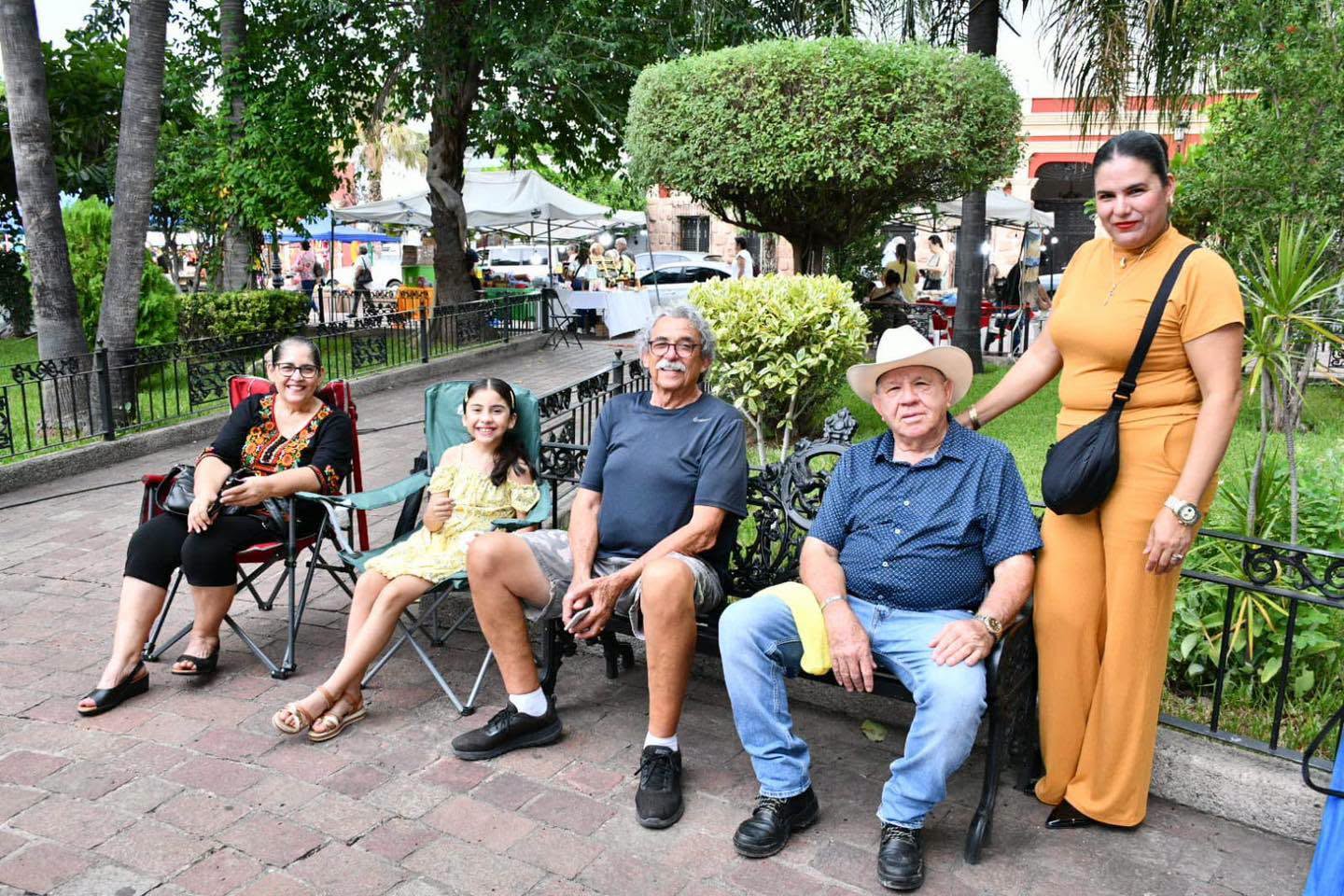 Folclor y música de banda en el Viernes de Plaza en Mocorito.