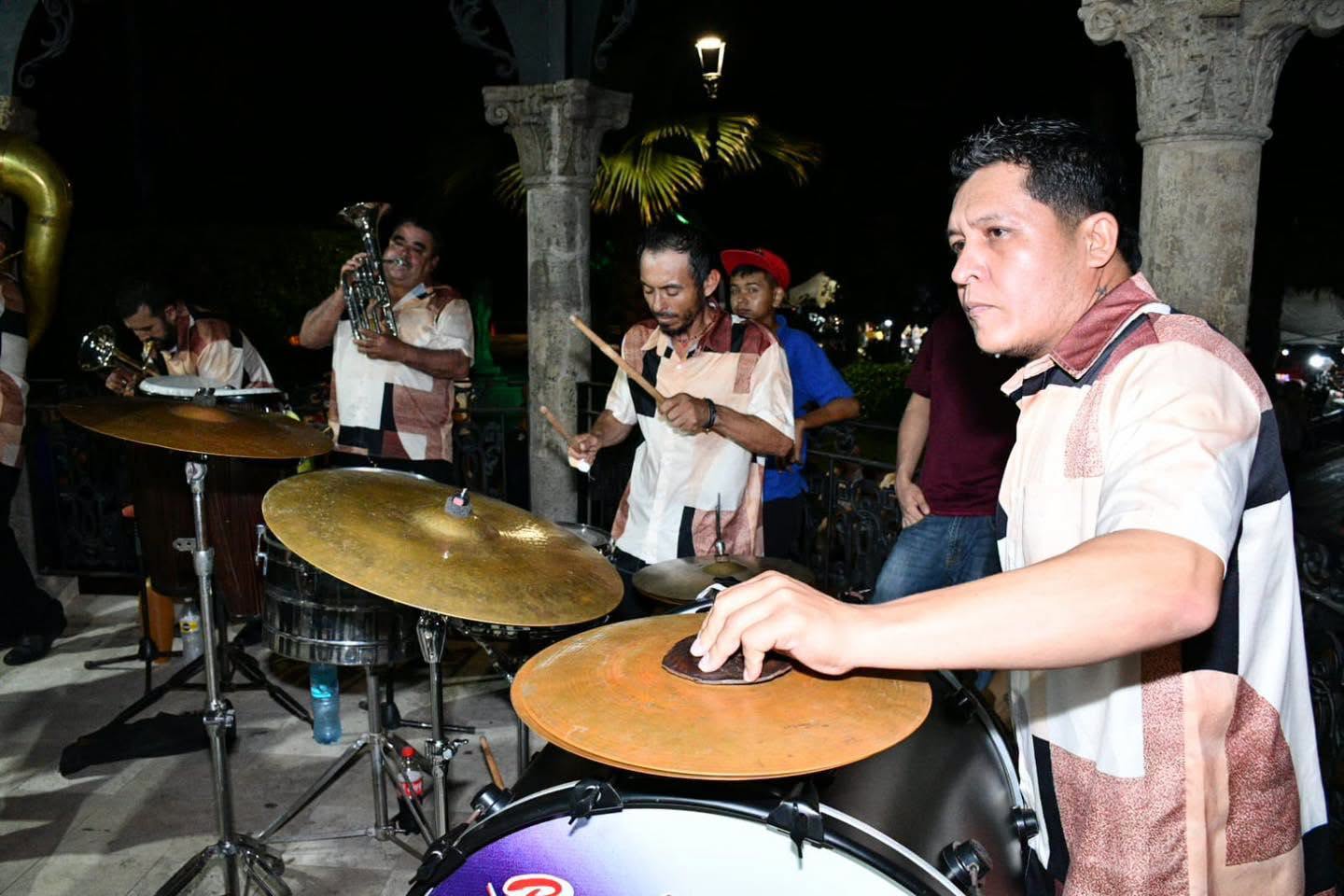 Folclor y música de banda en el Viernes de Plaza en Mocorito.
