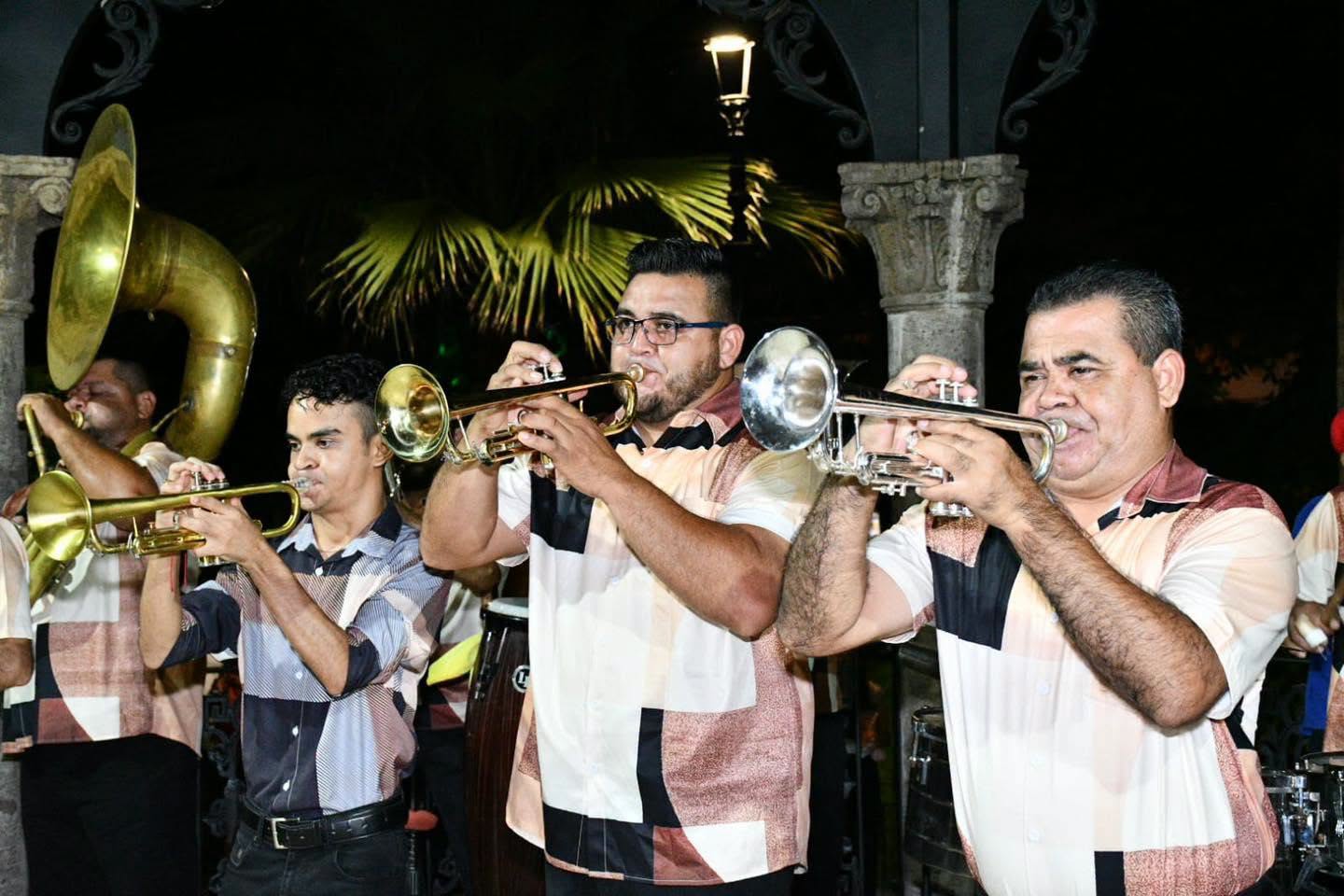Folclor y música de banda en el Viernes de Plaza en Mocorito.