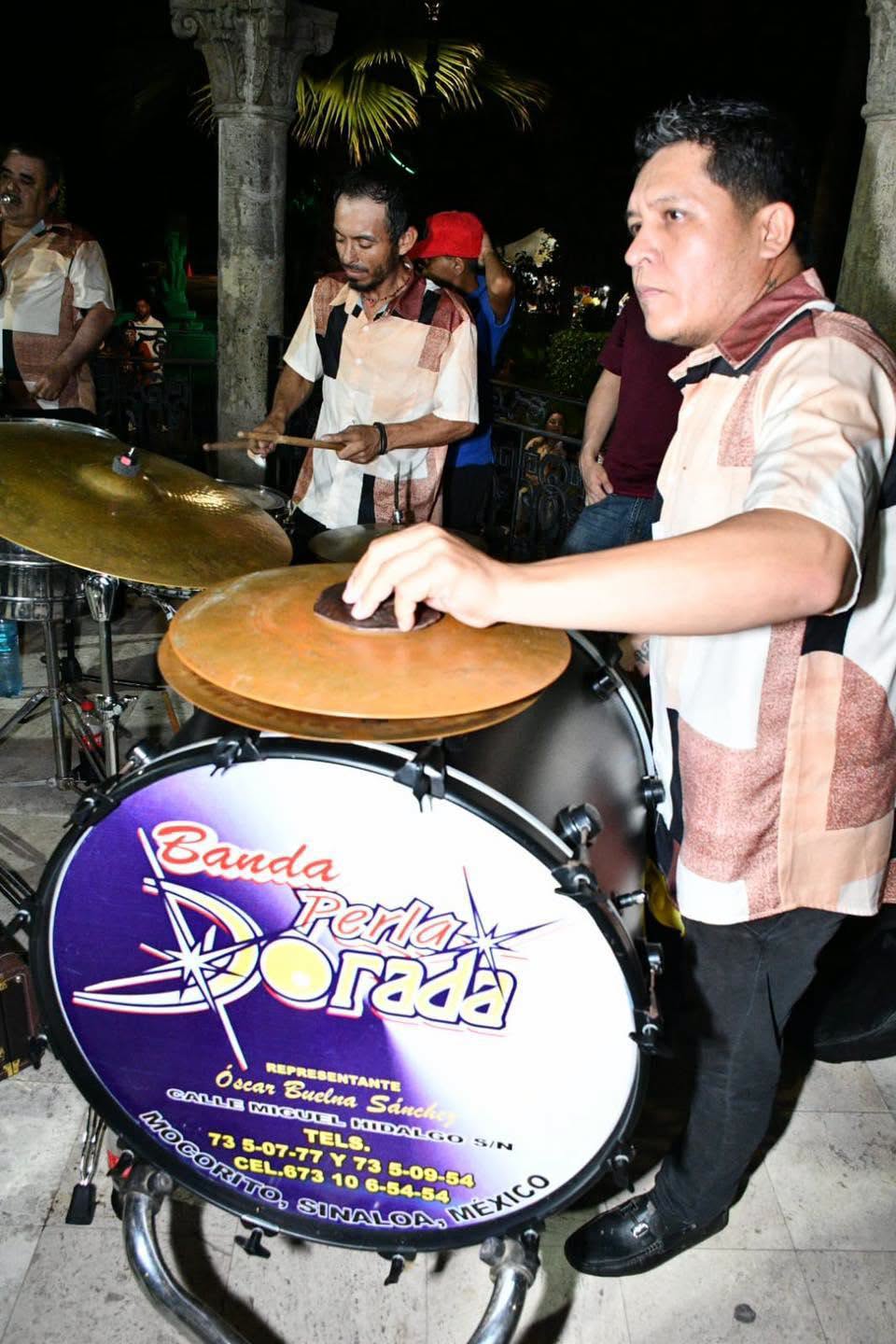 Folclor y música de banda en el Viernes de Plaza en Mocorito.