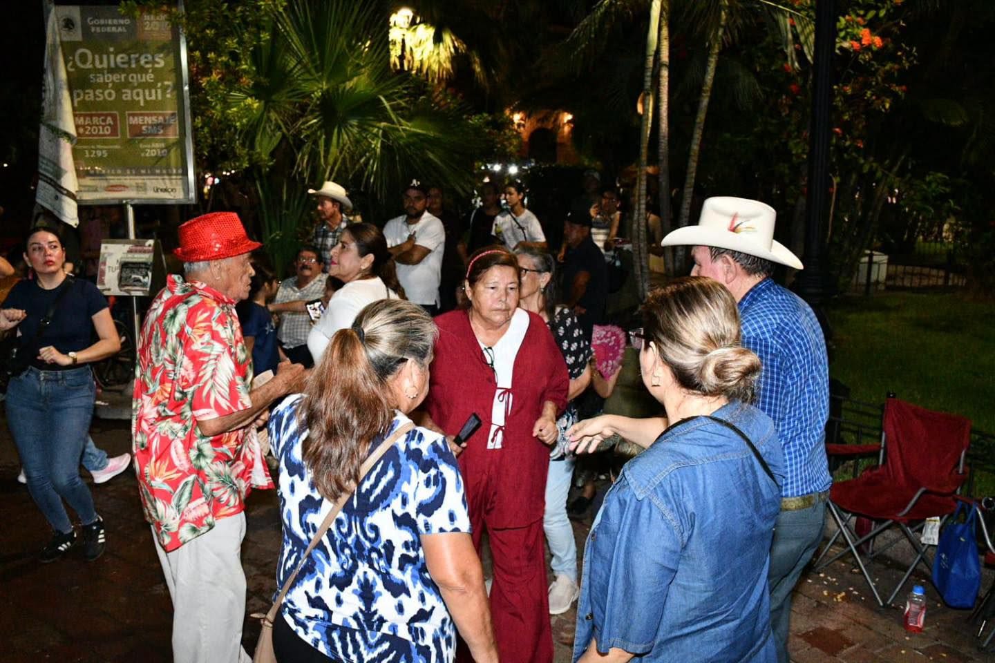 Folclor y música de banda en el Viernes de Plaza en Mocorito.