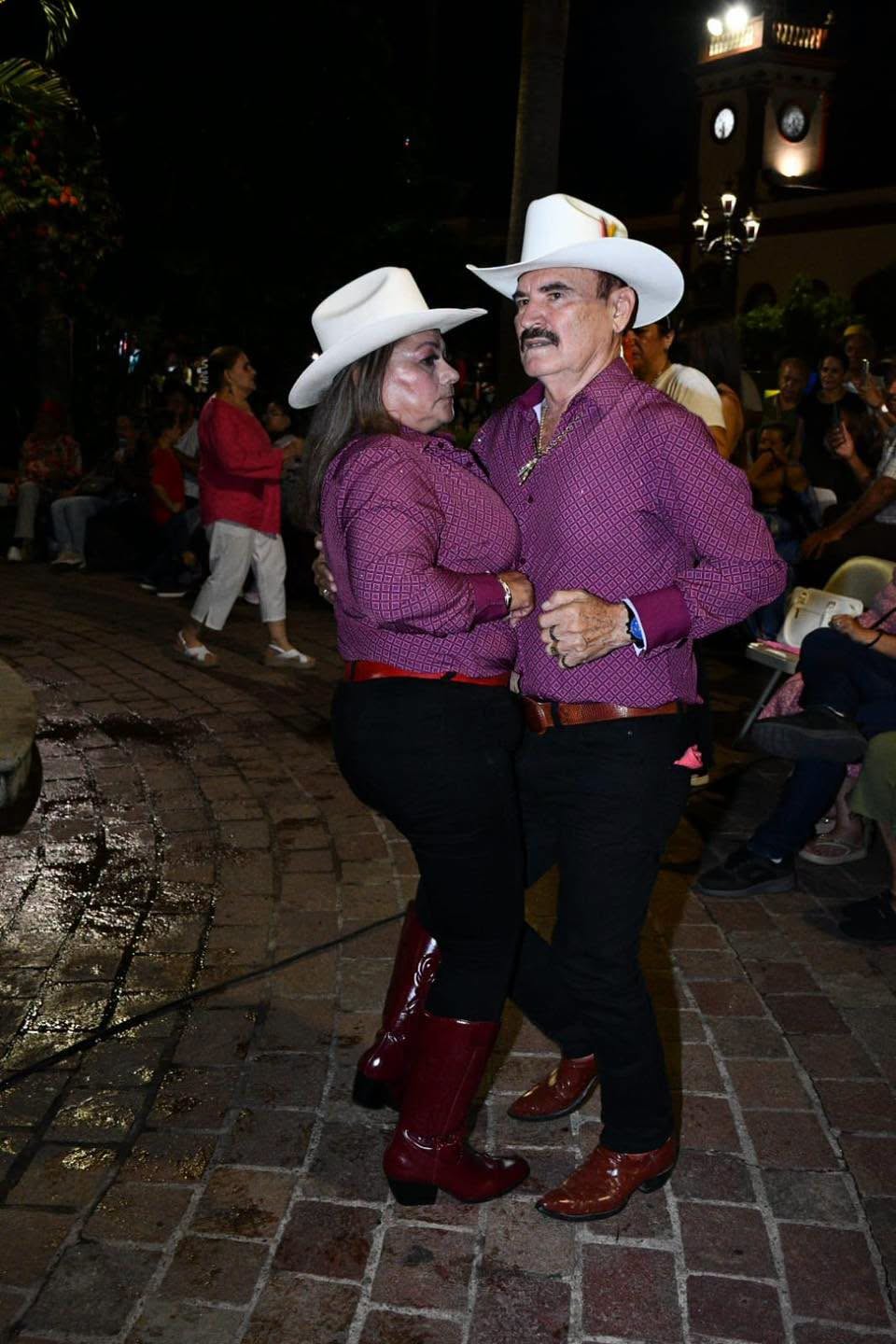 Folclor y música de banda en el Viernes de Plaza en Mocorito.
