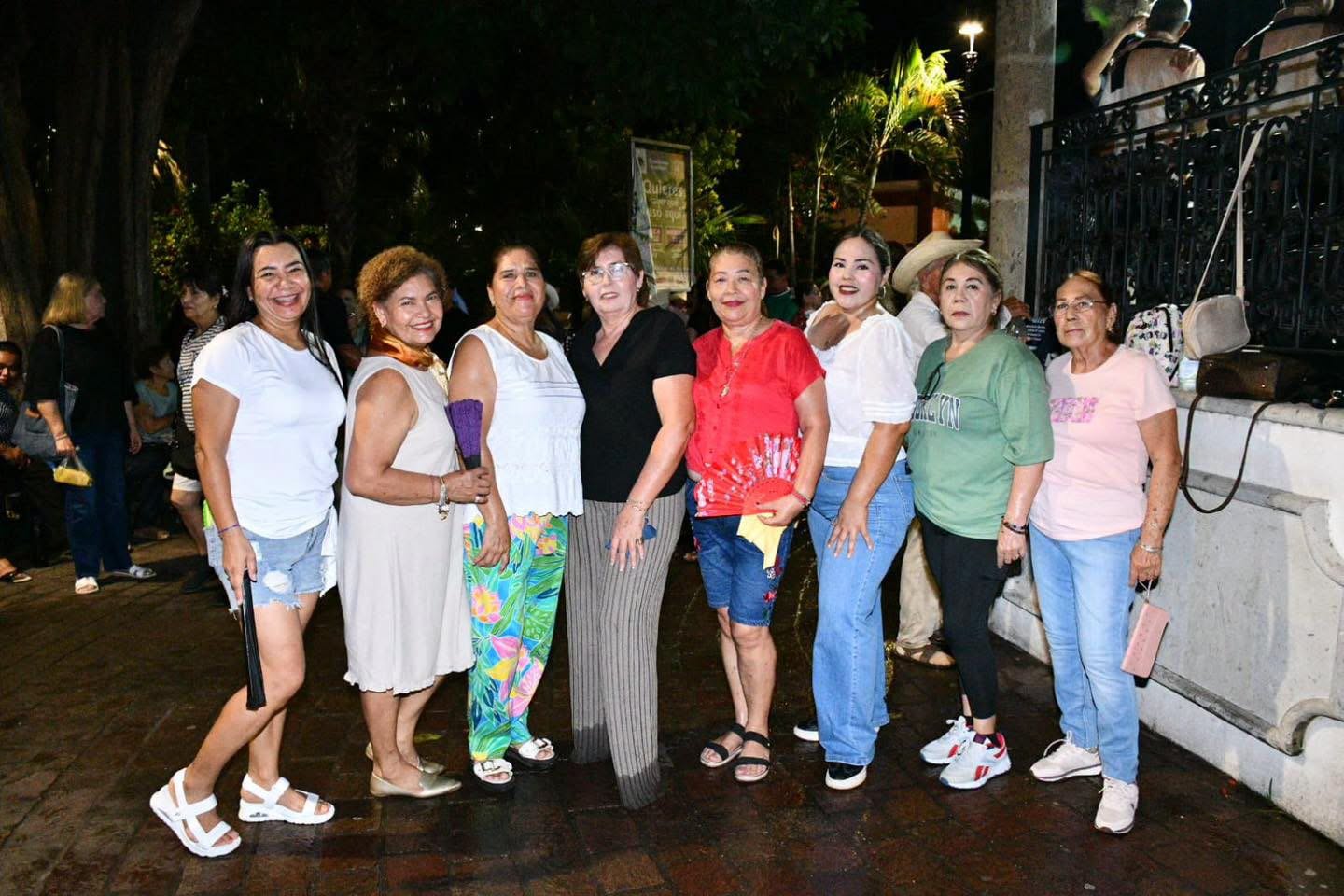 Folclor y música de banda en el Viernes de Plaza en Mocorito.