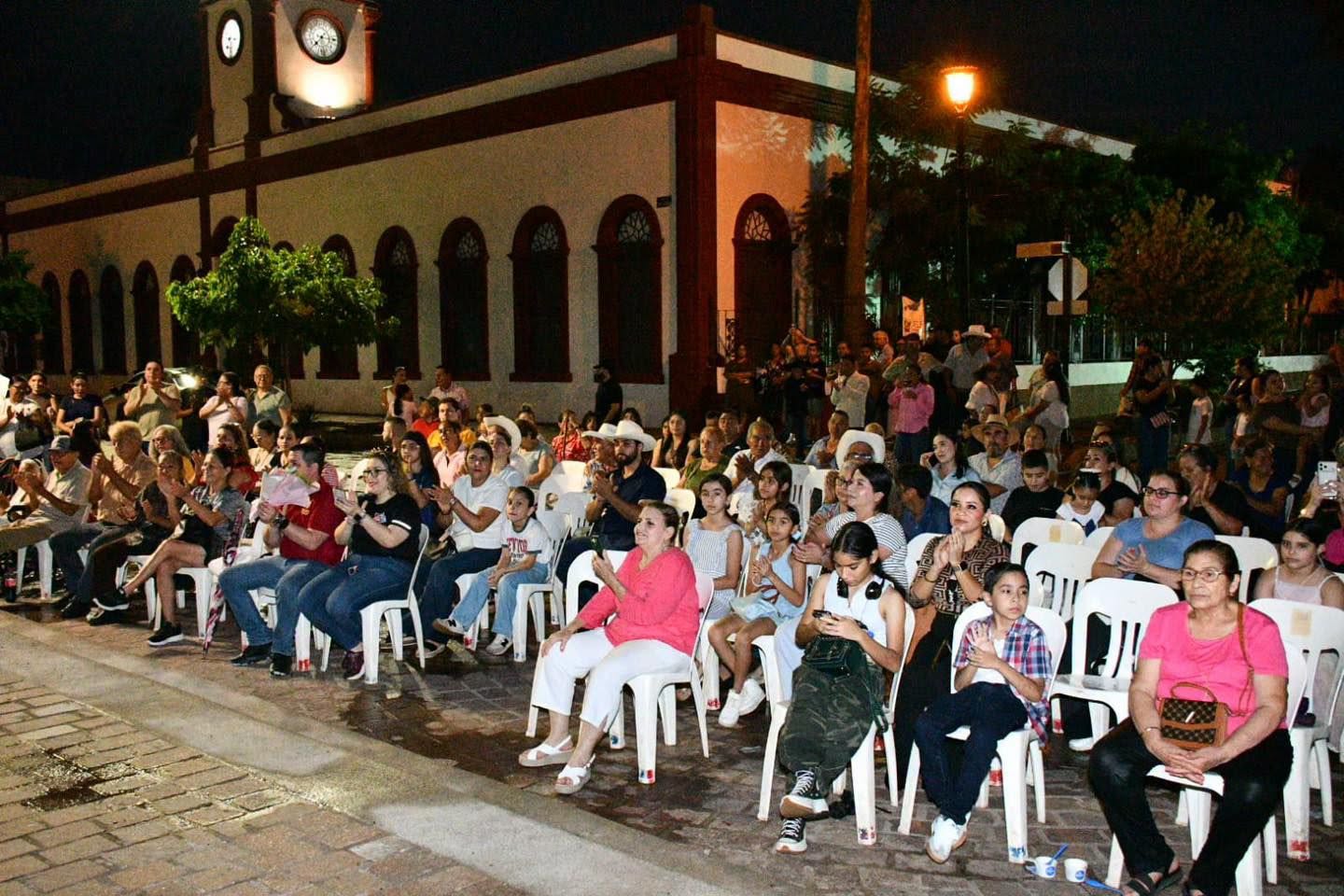 Folclor y música de banda en el Viernes de Plaza en Mocorito.