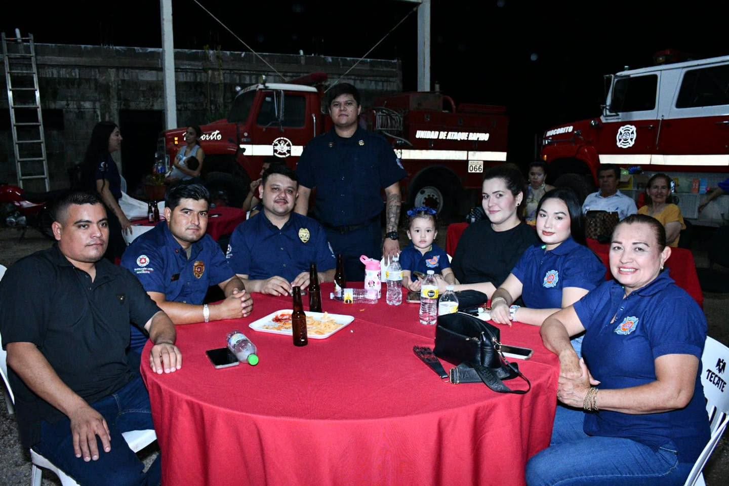 Alcalde Enrique Melecio felicita y reconoce a Bomberos Mocorito acompañándolos en la misa de acción de gracias y festejo
