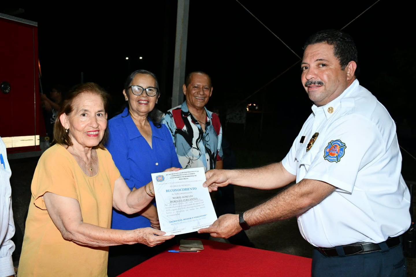 Alcalde Enrique Melecio felicita y reconoce a Bomberos Mocorito acompañándolos en la misa de acción de gracias y festejo
