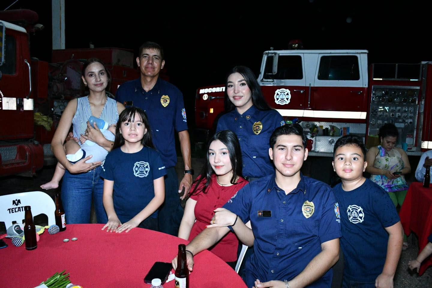 Alcalde Enrique Melecio felicita y reconoce a Bomberos Mocorito acompañándolos en la misa de acción de gracias y festejo