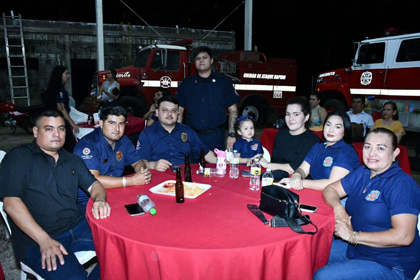 Alcalde Enrique Melecio felicita y reconoce a Bomberos Mocorito acompañándolos en la misa de acción de gracias y festejo