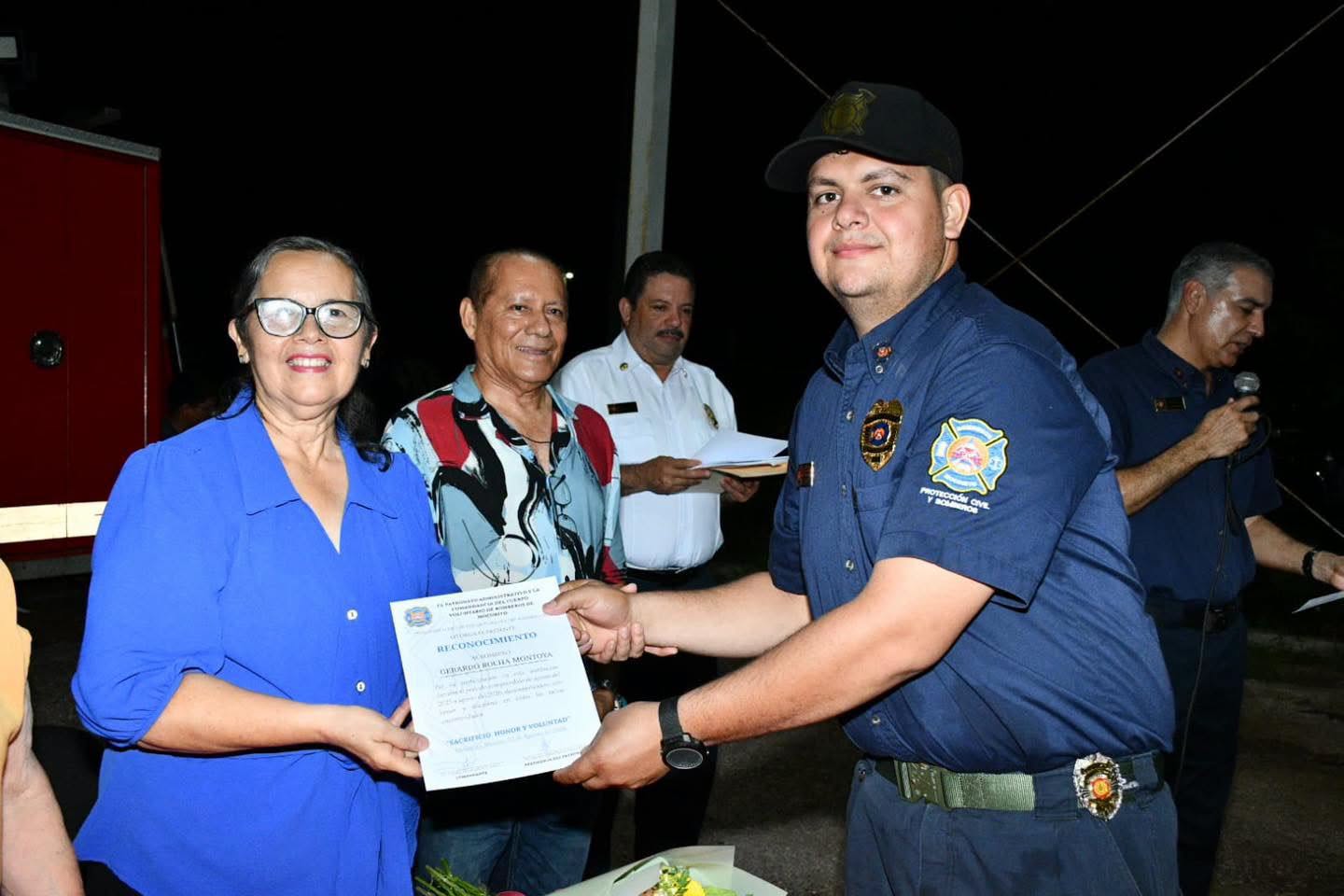 Alcalde Enrique Melecio felicita y reconoce a Bomberos Mocorito acompañándolos en la misa de acción de gracias y festejo