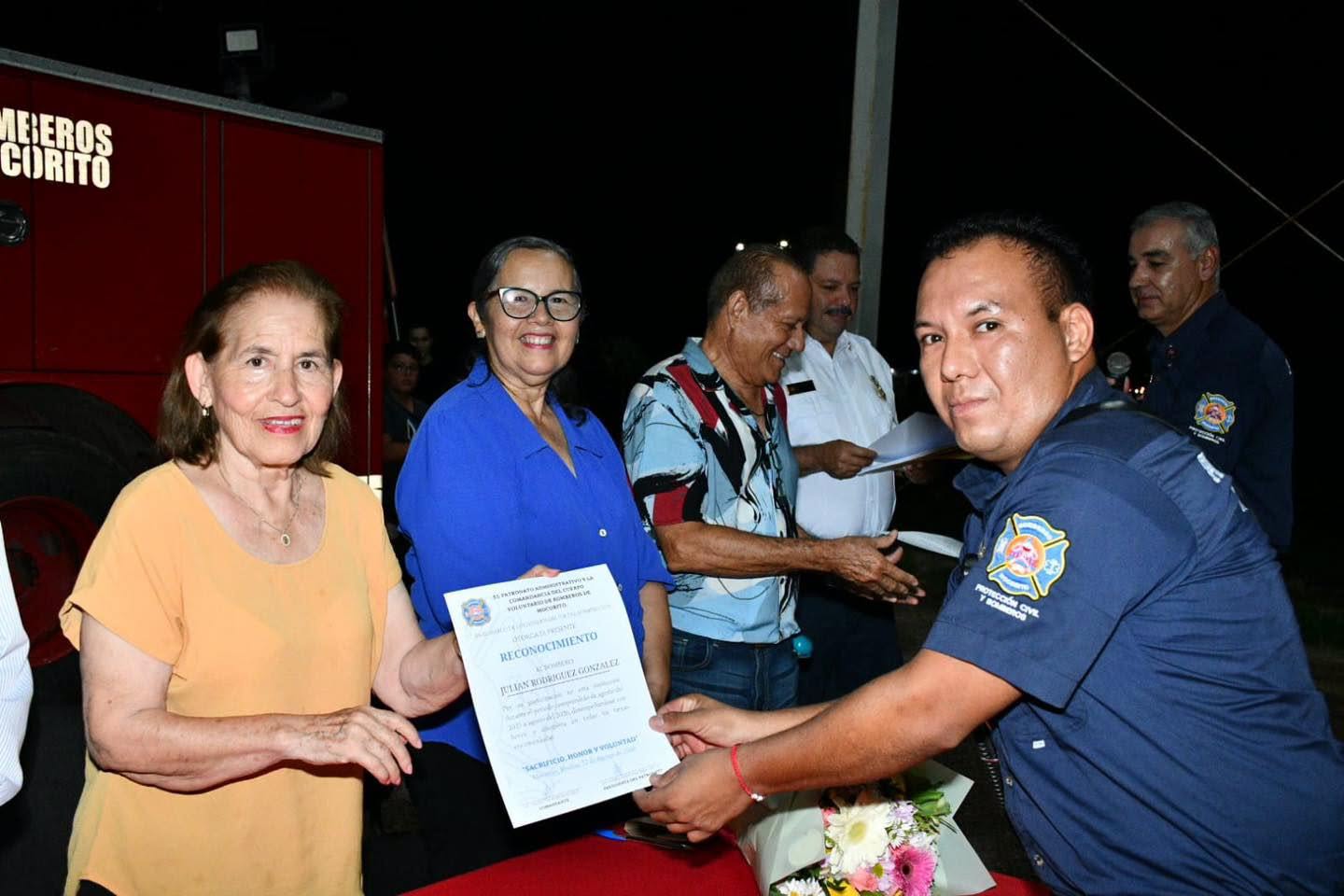 Alcalde Enrique Melecio felicita y reconoce a Bomberos Mocorito acompañándolos en la misa de acción de gracias y festejo