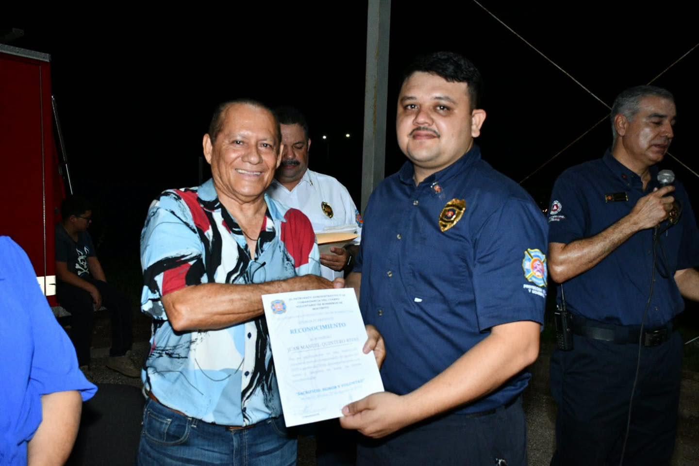 Alcalde Enrique Melecio felicita y reconoce a Bomberos Mocorito acompañándolos en la misa de acción de gracias y festejo