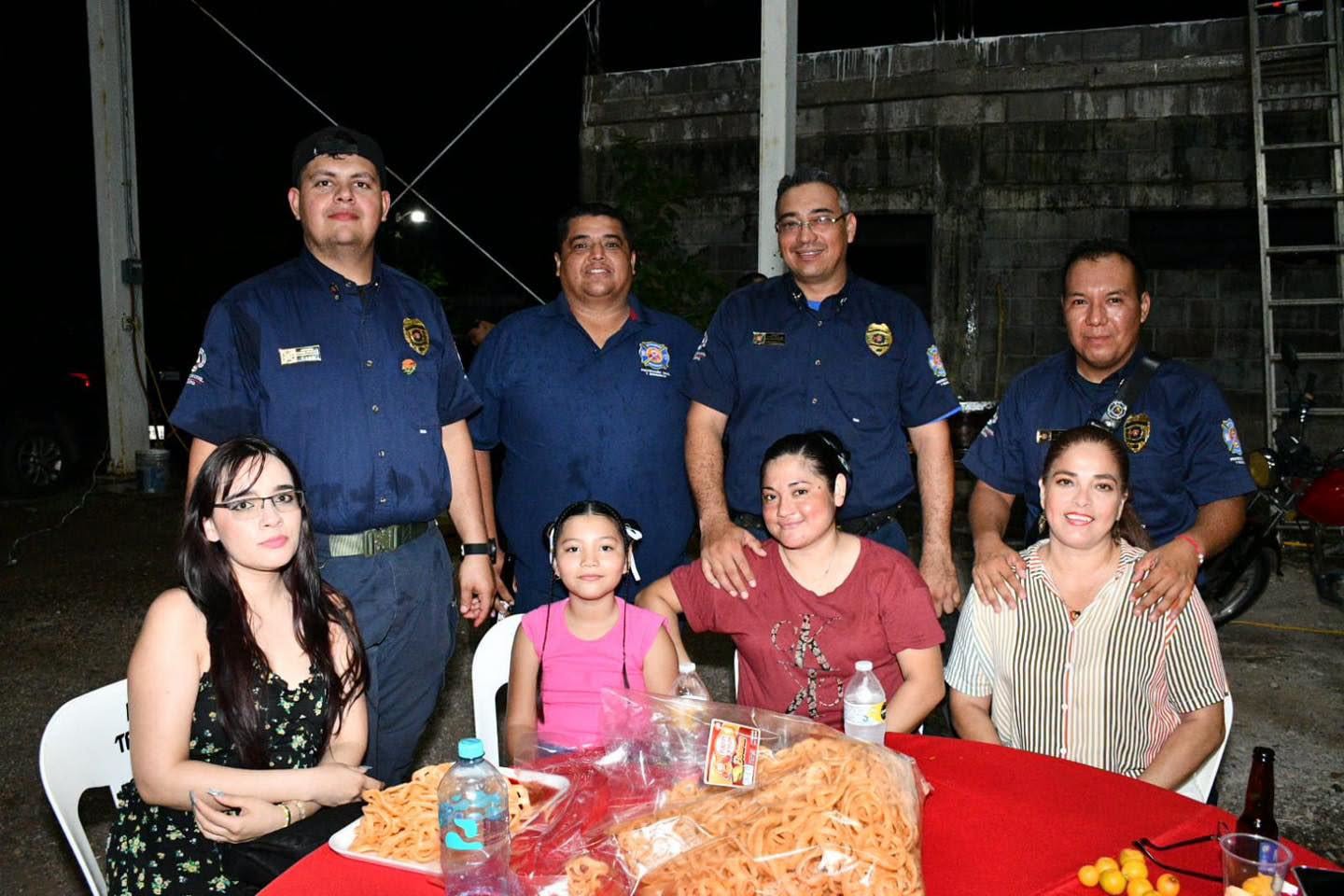 Alcalde Enrique Melecio felicita y reconoce a Bomberos Mocorito acompañándolos en la misa de acción de gracias y festejo