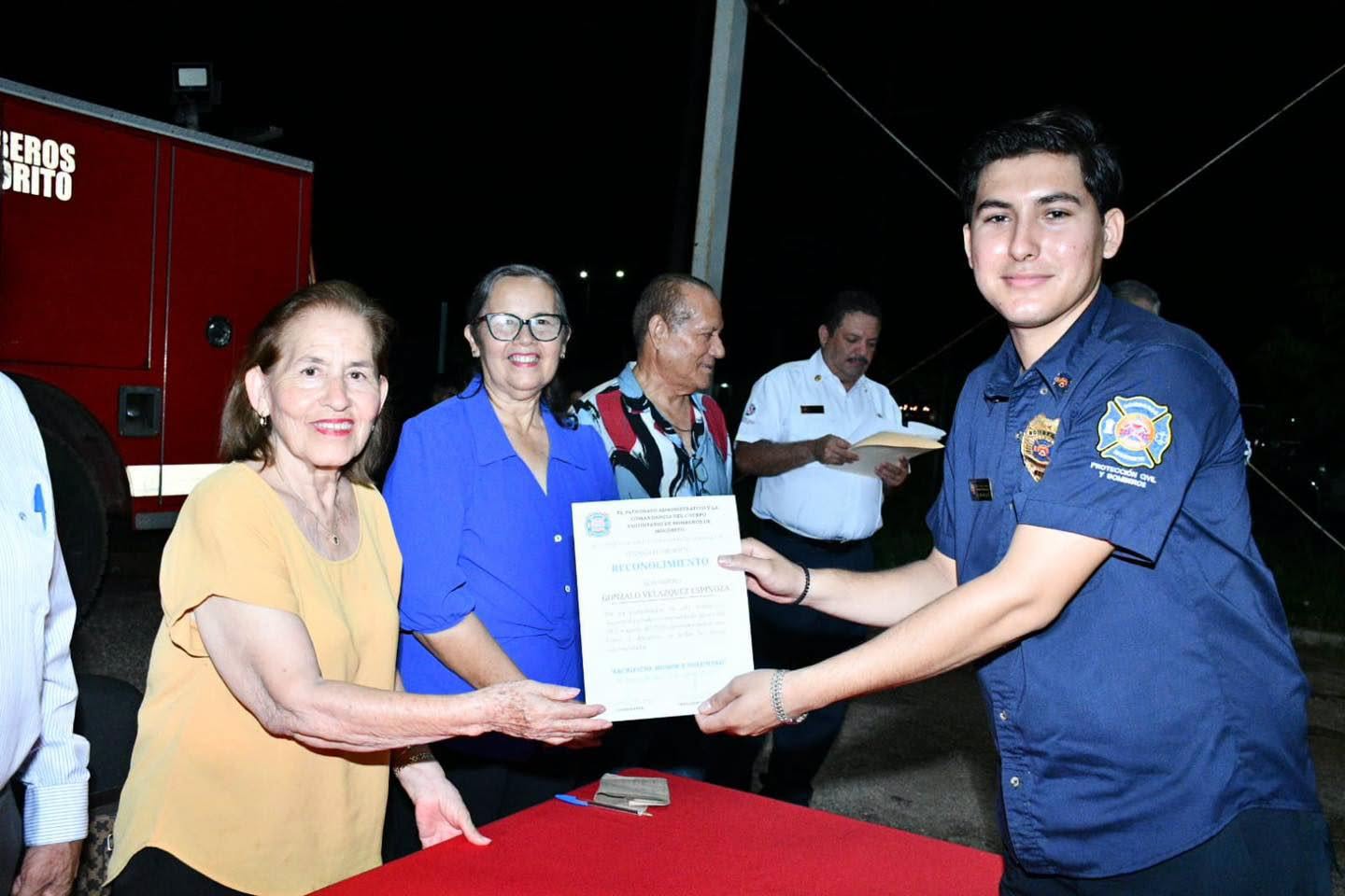 Alcalde Enrique Melecio felicita y reconoce a Bomberos Mocorito acompañándolos en la misa de acción de gracias y festejo