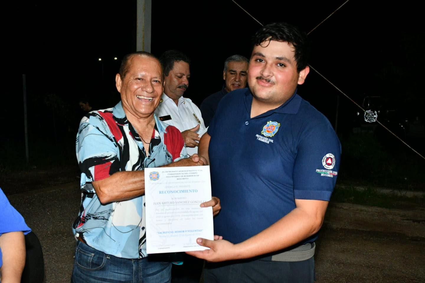 Alcalde Enrique Melecio felicita y reconoce a Bomberos Mocorito acompañándolos en la misa de acción de gracias y festejo