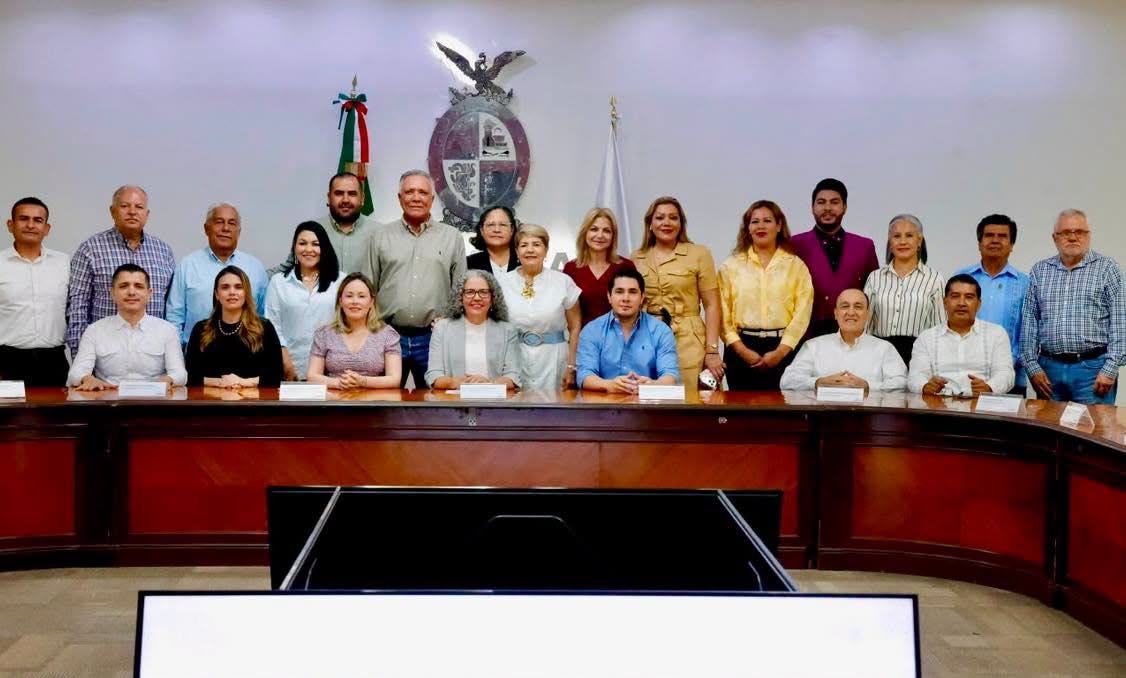 Enrique Parra Melecio y alcaldes de Sinaloa se reúnen con la nueva Gobernadora Interina