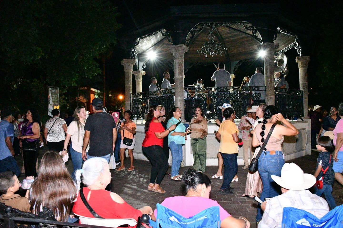 El Pueblo Mágico de Mocorito se lució de nuevo con gran éxito con una edición más de Viernes de Plaza