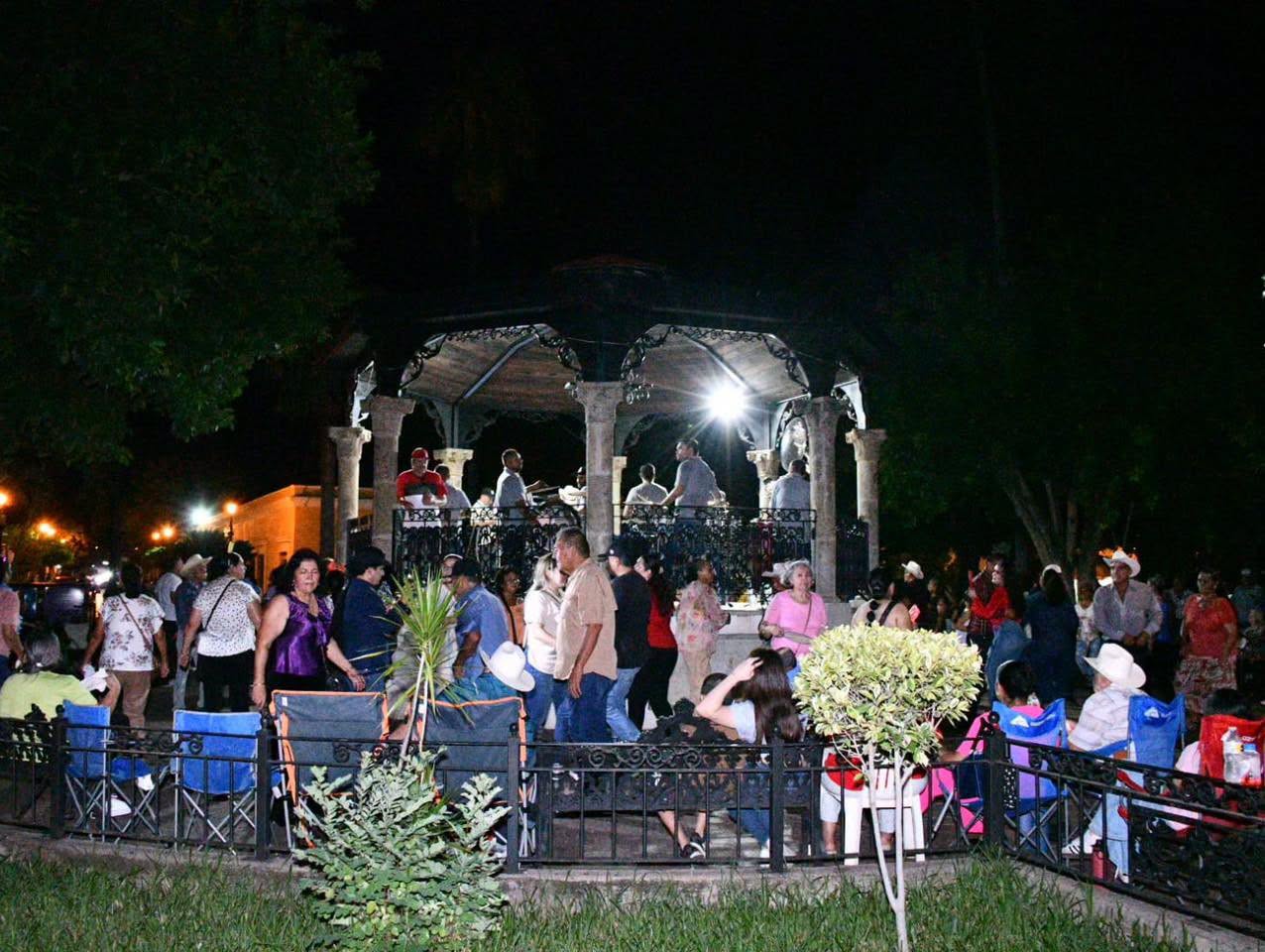 El Pueblo Mágico de Mocorito se lució de nuevo con gran éxito con una edición más de Viernes de Plaza