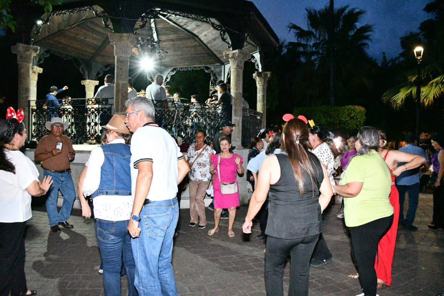 El Pueblo Mágico de Mocorito se lució de nuevo con gran éxito con una edición más de Viernes de Plaza