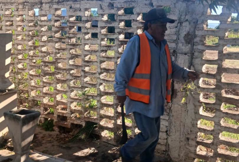 Inician labores de limpieza en el panteón municipal Reforma