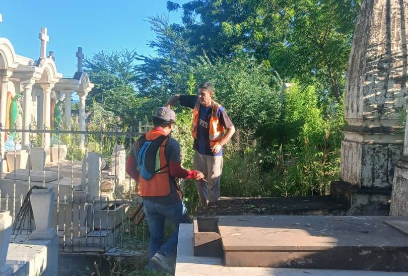Inician labores de limpieza en el panteón municipal Reforma