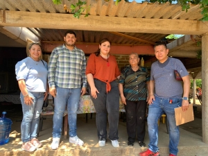 Visitan funcionarios de FONART y la Secretaría de Economía de Sinaloa a la alfarera de El Valle, Mocorito “Doña Julia”: junto a director de área económica municipal le entregan apoyo efectivo.