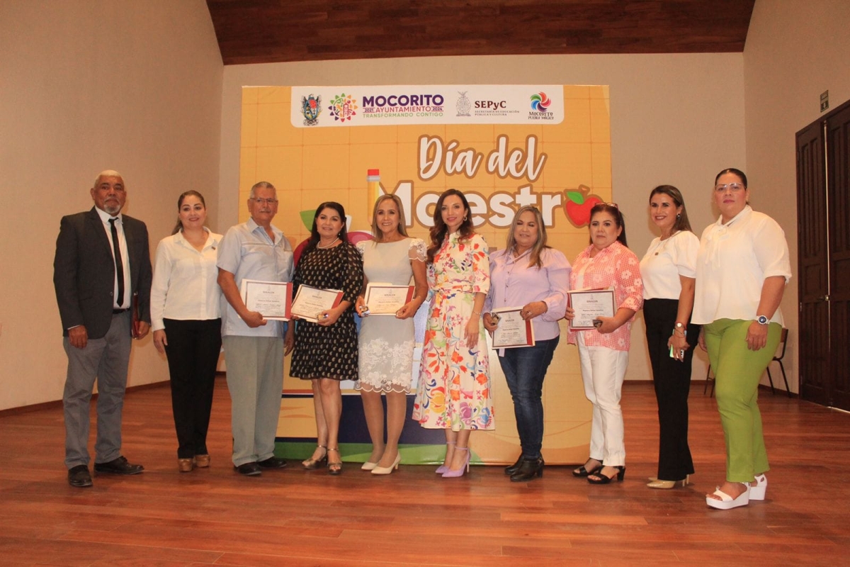 En Mocorito reconocen y premian trayectoria de maestros