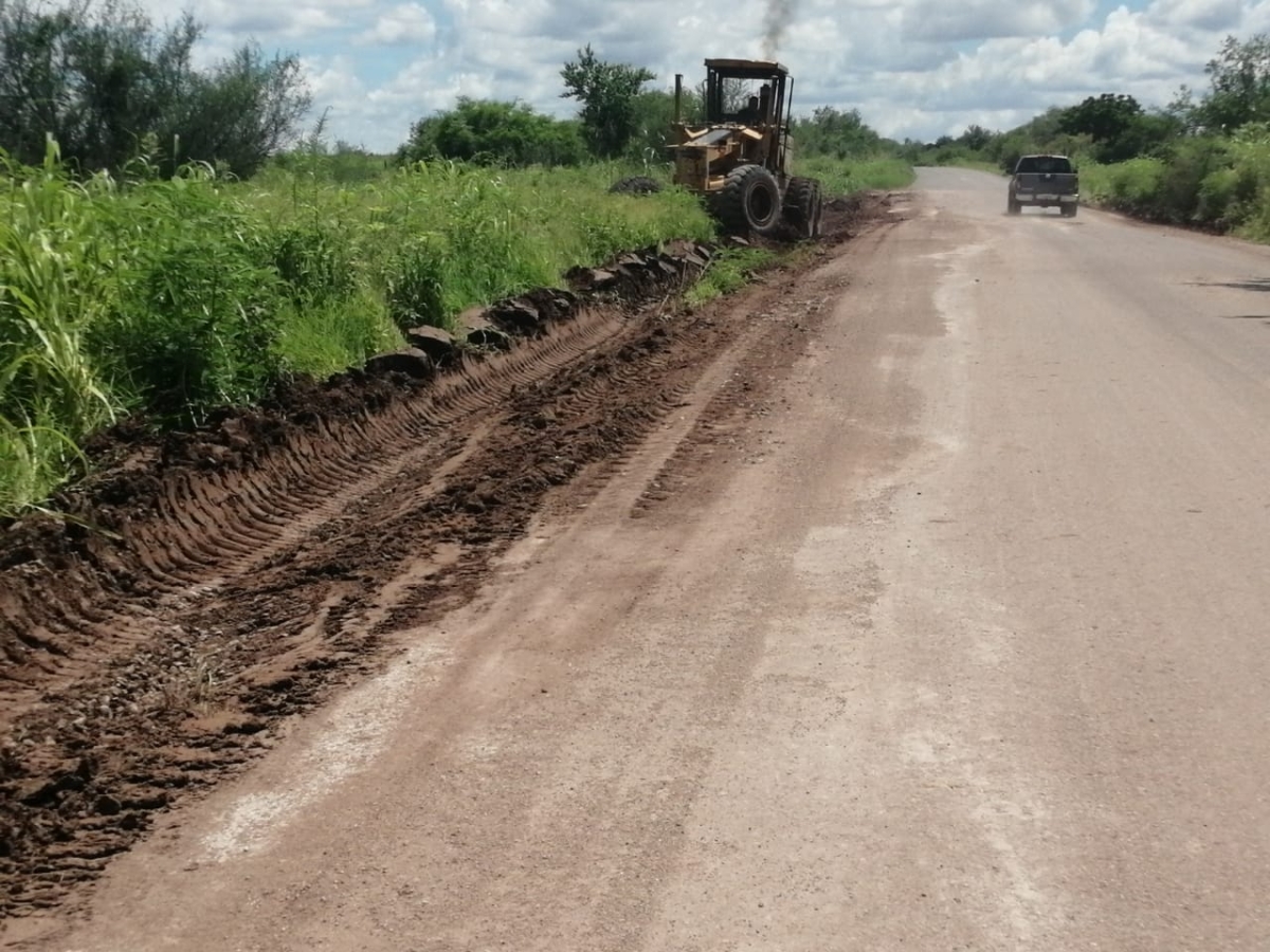 Trabajan en terraplenes y desazolves de caminos rurales de Mocorito