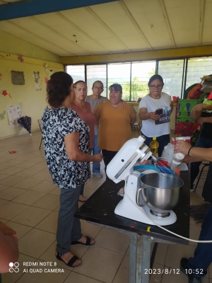 Llevan IMMUJERES e ICATSIN curso de repostería a mujeres de San Benito, Mocorito.