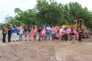 Da alcaldesa de Mocorito banderazo de inicio a trabajos de pavimentación de la calle Independencia en la cabecera de sindicatura de Pericos.