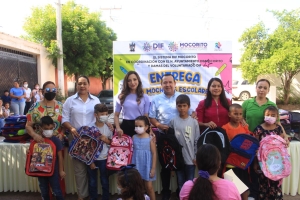 Niñas y niños de Mocorito reciben mochilas escolares