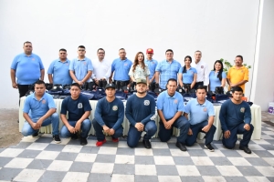 Departamento de Bomberos de Mocorito recibe equipo y uniformes de manos de la alcaldesa María Elizalde y la noticia de una quincena como estímulo y reconocimiento en su día.
